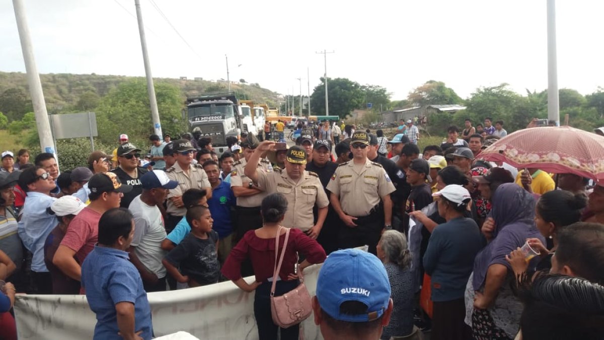 Al píe de la vía se formaron largas columnas de vehículos que buscaban pasar tanto para Santa Elena como para Manabí.