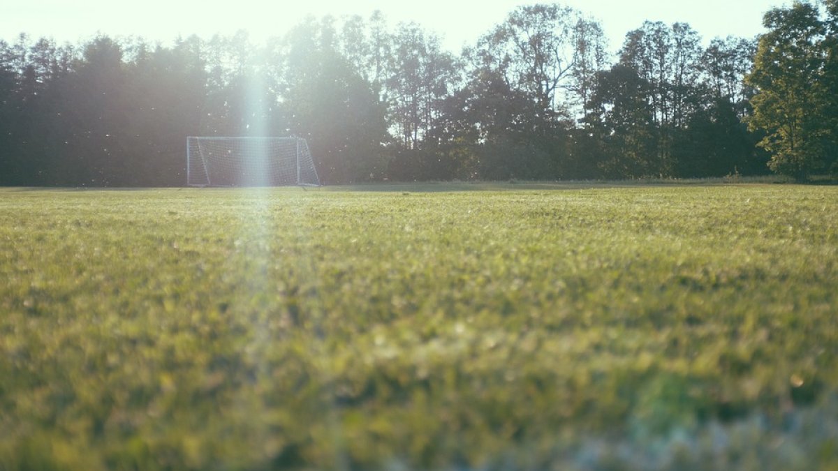Una dermatóloga y un entrenador hablan sobre los efectos en la salud y el rendimiento físico de los futbolistas cuando están en constante exposición al sol.