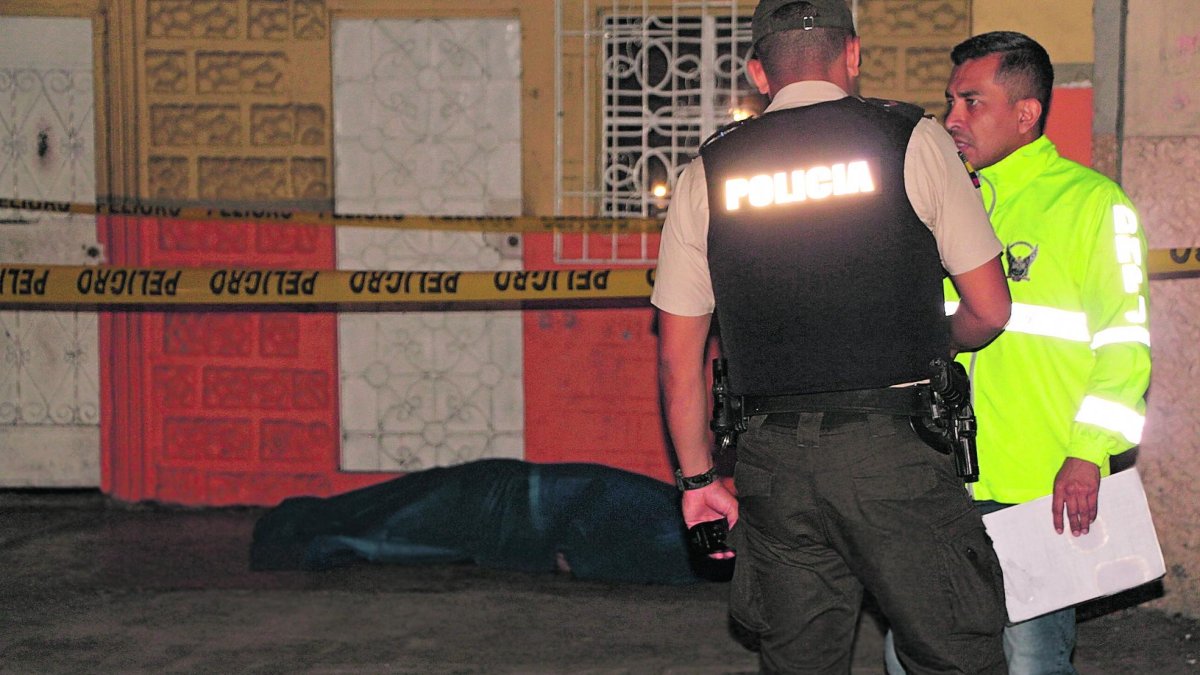 La víctima quedó tendida en la vereda.
