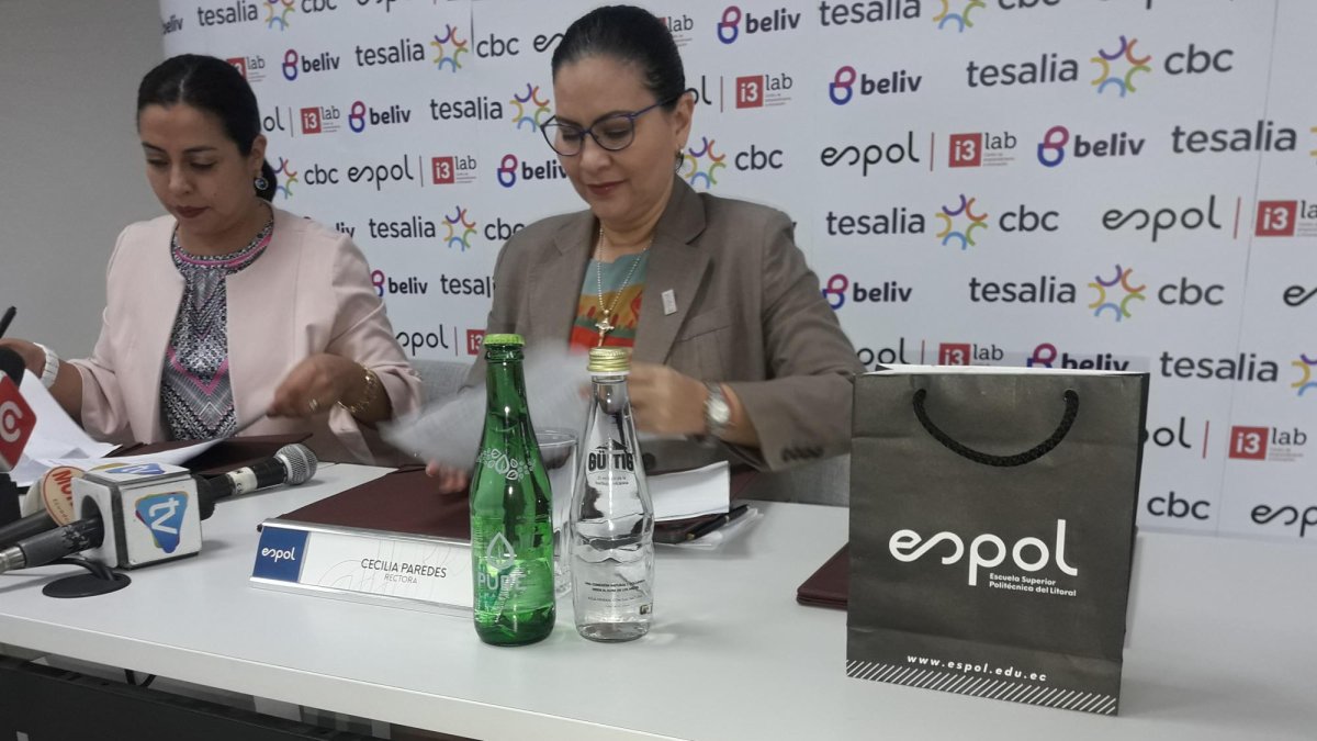 María Isabel Parra, vocera de la empresa privada que promueve el concurso, en convenio con Cecilia Paredes, rectora de la Espol.
