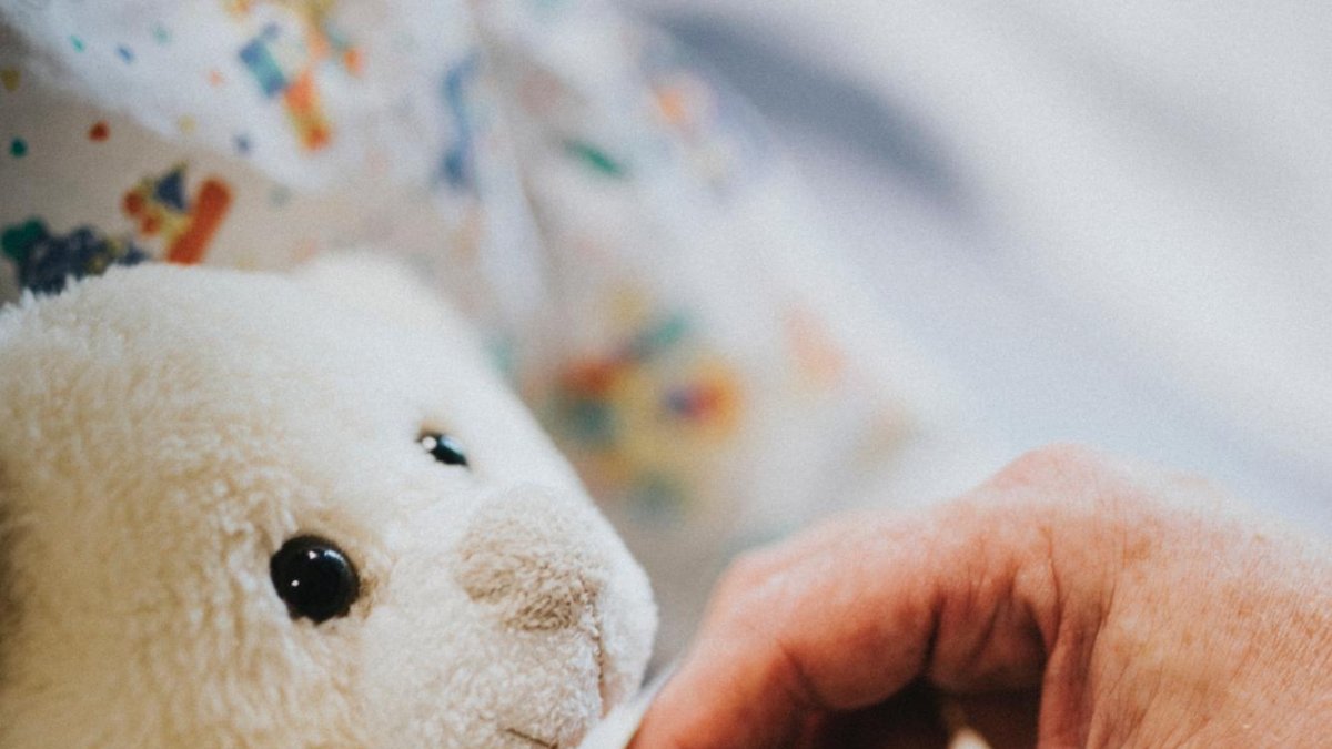 El doctor engañaba a los padres de familia para que grabaran las partes íntimas de los niños.