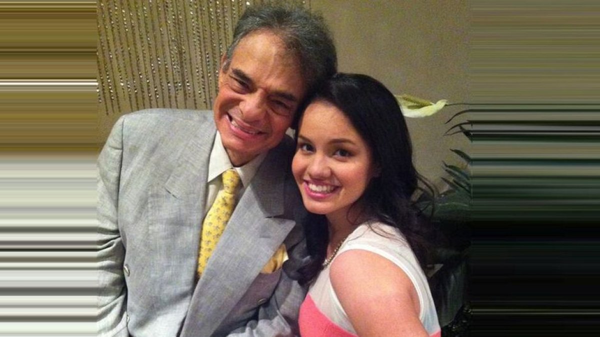 Cibernautas la tachan de “arpía” por estar en medios de comunicación y no velando a su papá.