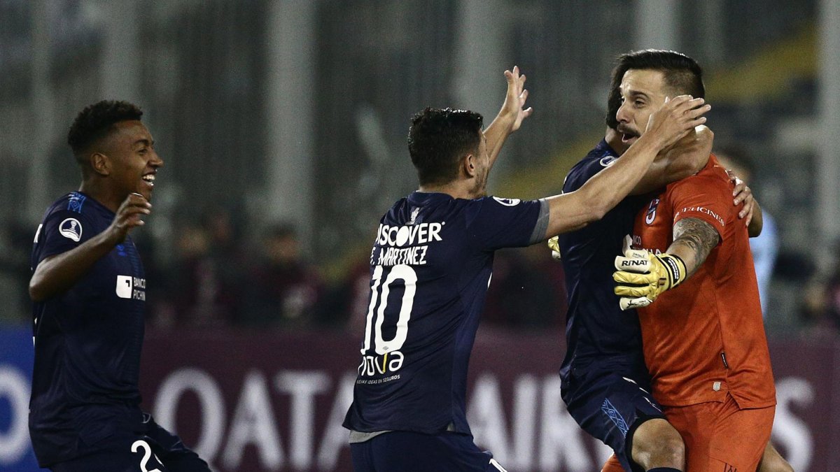 Jugadores de la Universidad Católica corren a felicitar a Hernán Galíndez, quien atajó dos tiros penales.