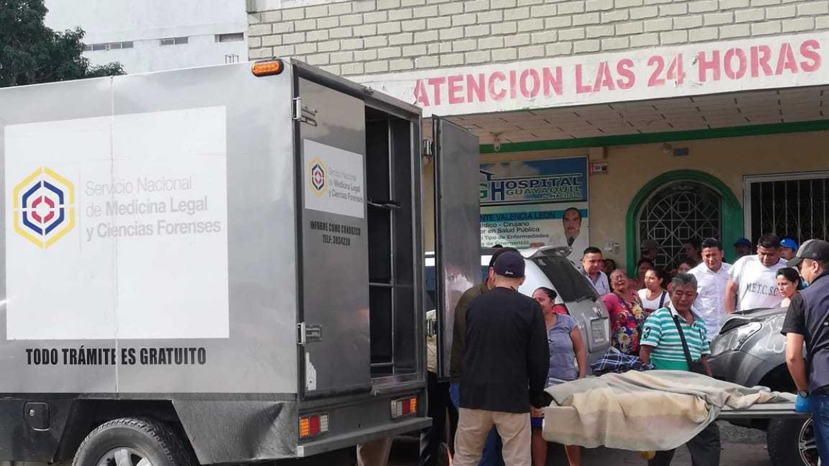 Agentes de la Dinased acudieron a la clínica para las diligencias de ley.
