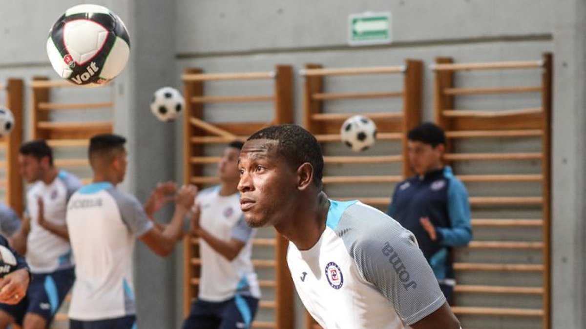 El delantero Brayan Angulo ya tuvo su primer entrenamiento con su nuevo club y se espera que debute este viernes ante Atlas.