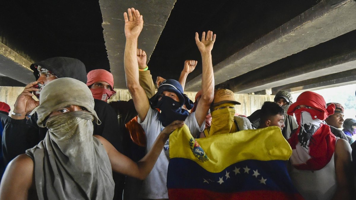 Manifestantes en el puente Simón Bolívar, frontera con Colombia.