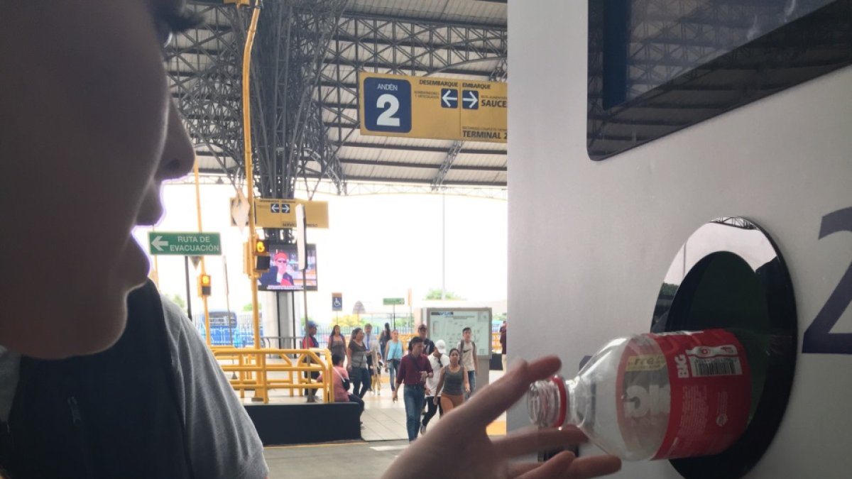 La máquina de metal, instalada en la estación Terminal Río Daule, del sistema de transporte Metrovía, fue dañada la misma tarde en que se instaló.