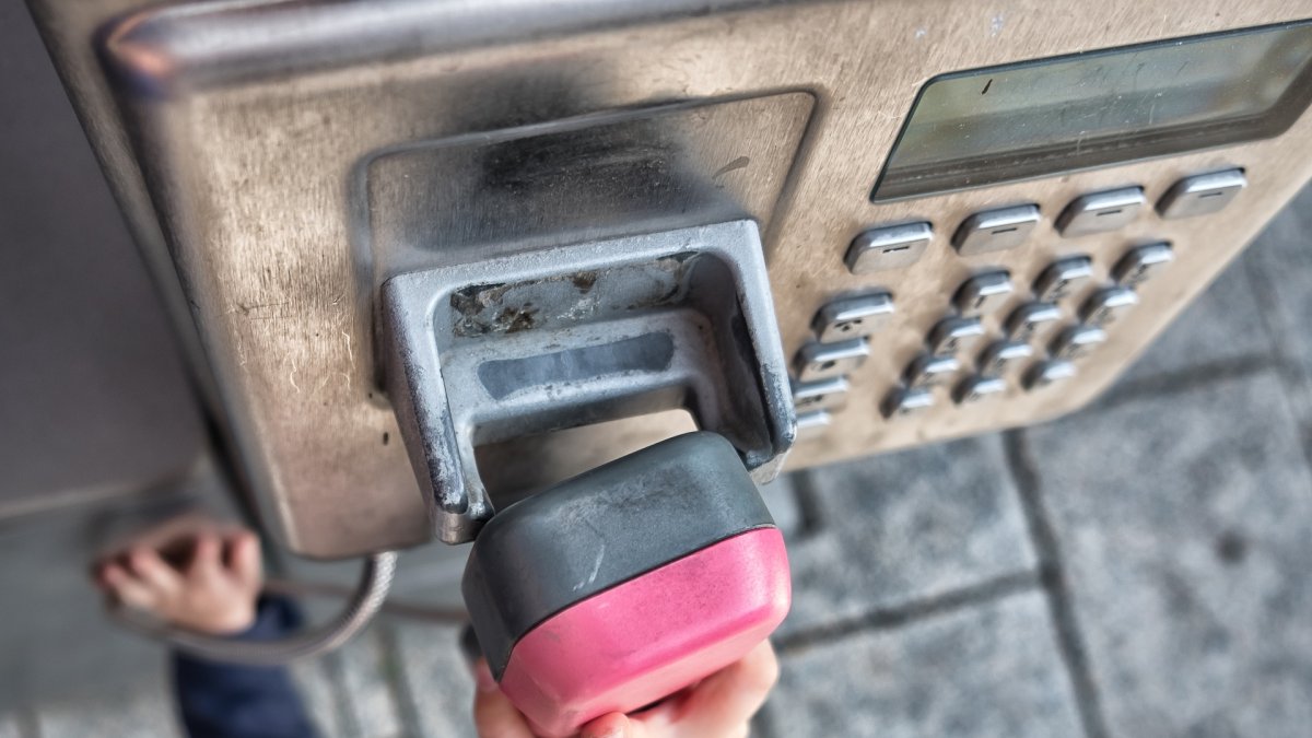 Refrencial. El pequeño encontró un celular viejo en el que solo estaba el número de emergencia.
