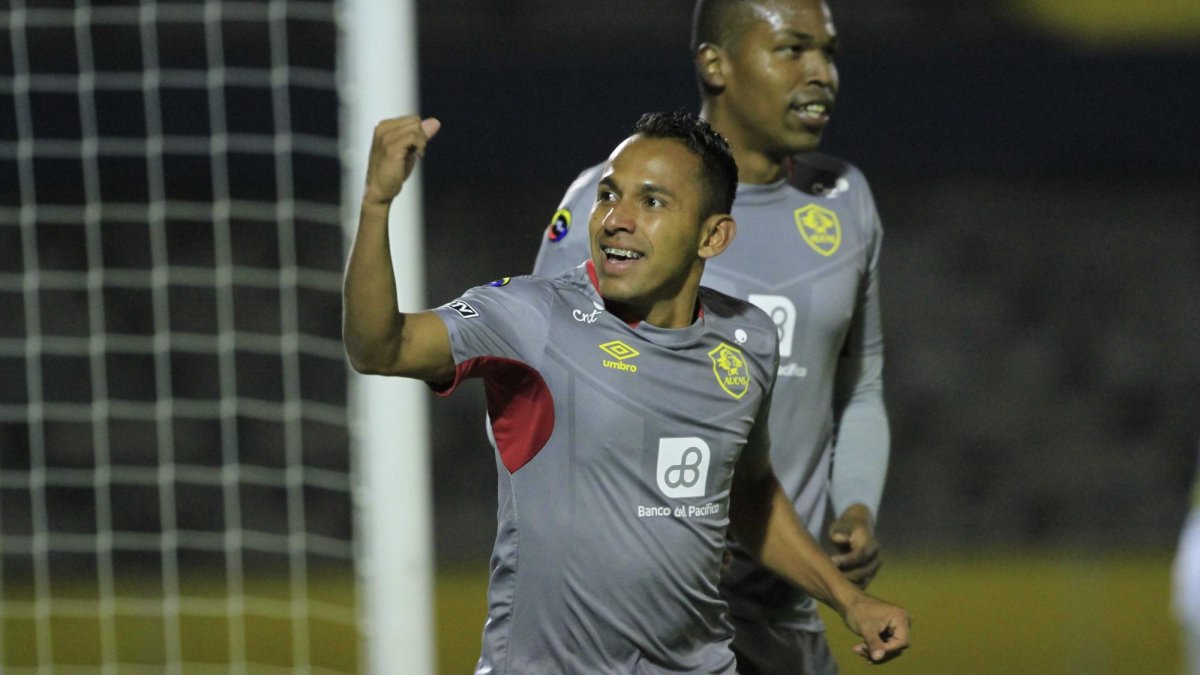Jugador del Aucas celebra la victoria frente a El Nacional.