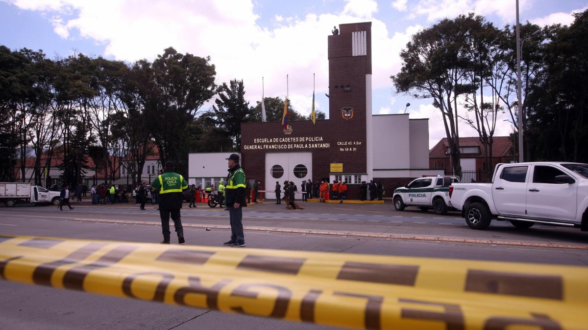 Miembros de la Policía son vistos en la entrada de la Escuela General Santander, luego de que un carro bomba causara la explosión.