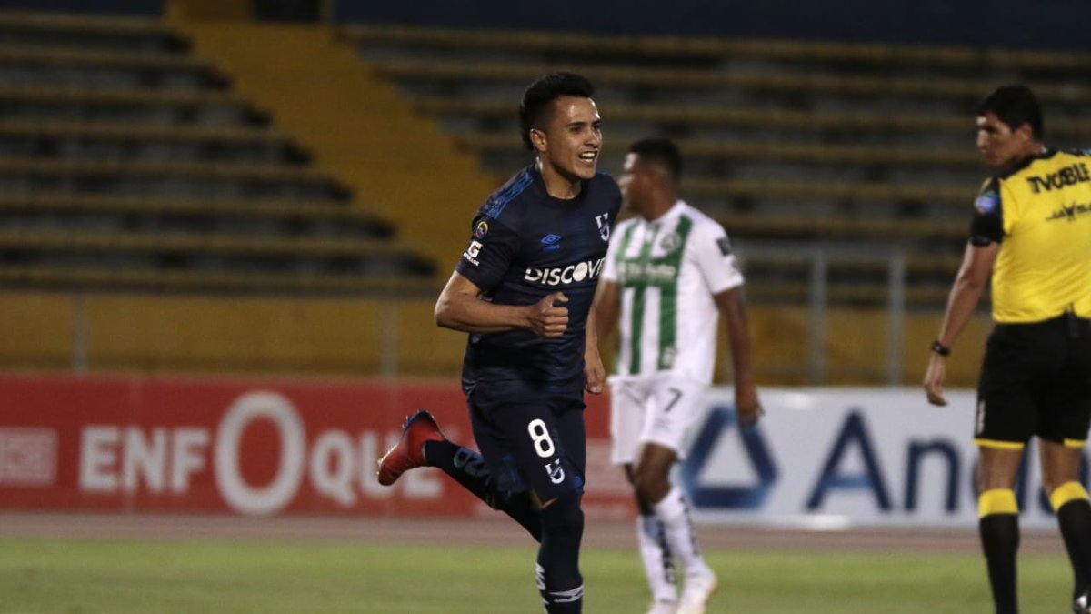 Diego Armas de Católica festeja el gol ante América.