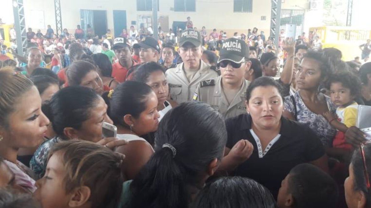 Los uniformados tuvieron que intervenir para poner orden en la sede del colegio Leonidas Plaza. (Martha Torres / Expreso)