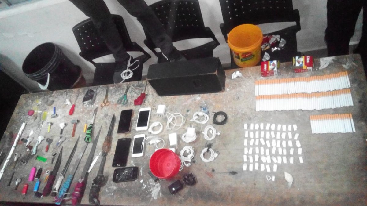 Durante una requisa realizada por la Policía dentro de la cárcel de El Inca, norte de Quito, se halló dispositivos electrónicos, droga y armas.