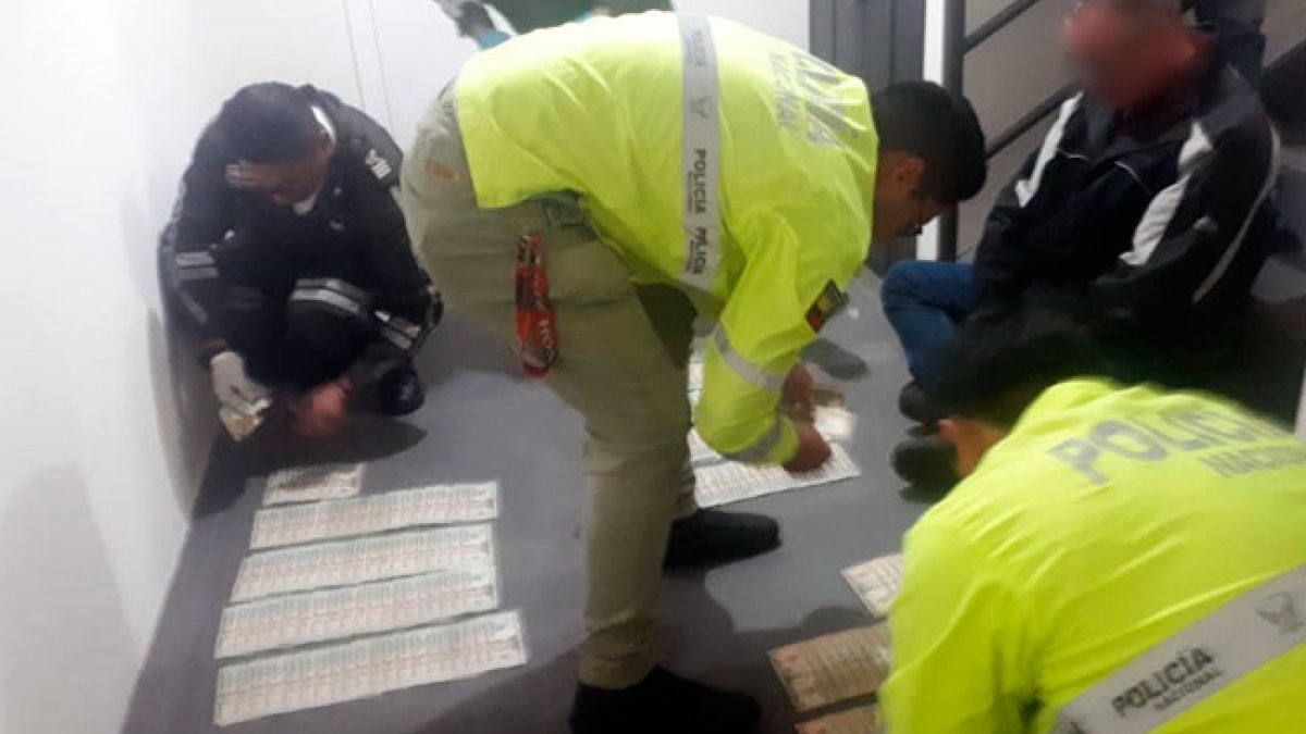 Se hallaron varios celulares, cámaras fotográficas, una laptop, una computadora de escritorio, dinero en efectivo, una caja fuerte, máculas de rastros biológicos sobre el colchón y sábanas del extranjero y sustancias catalogadas sujetas a fiscalización.