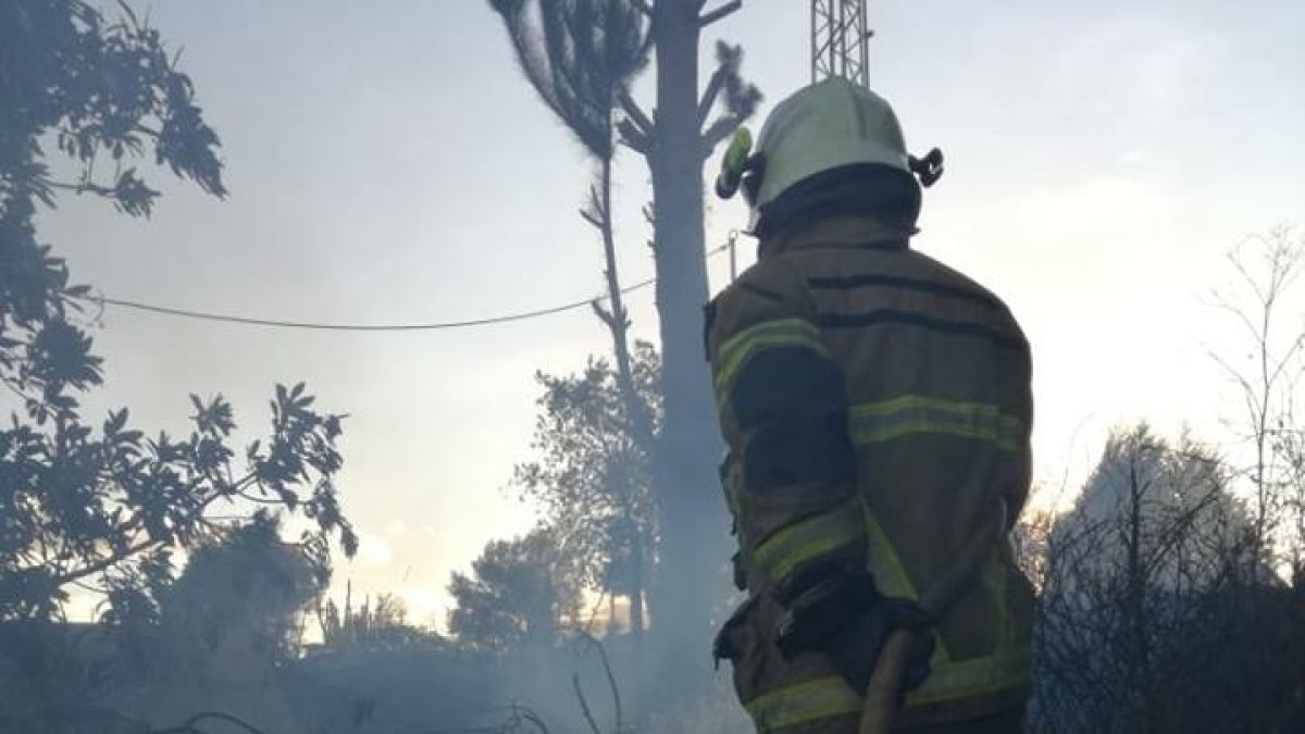 Las llamas se extendieron hasta una vivienda. Sus dueños llamaron a los equipos de emergencia.