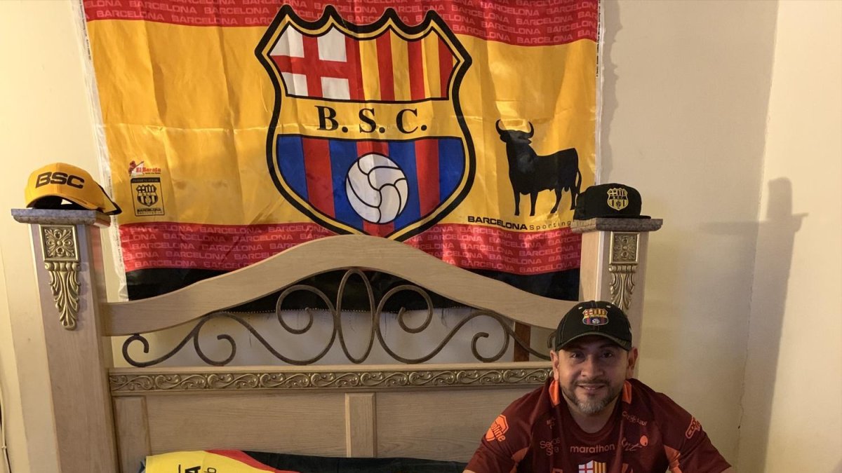 Antony Richard es hincha del Barcelona y tiene 60 camisetas de todos los modelos.