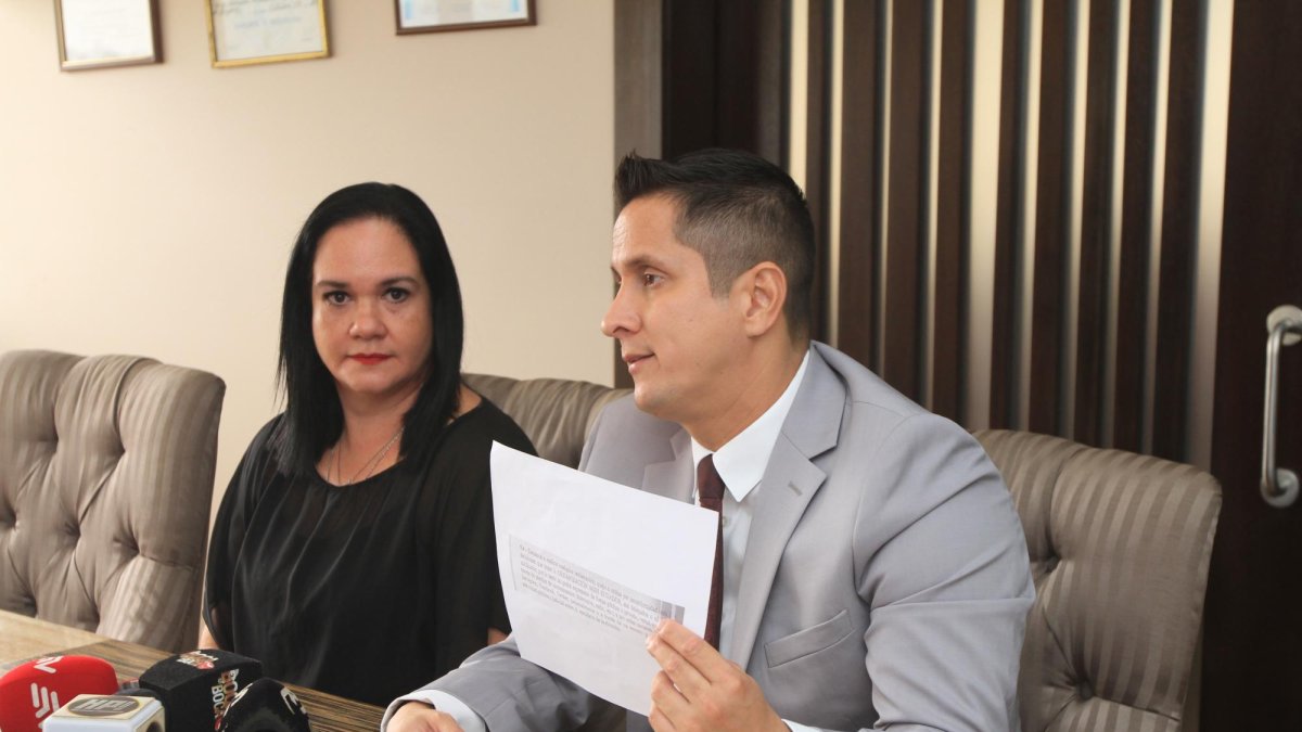 Sonia Menéndez, madre de la candidata Sonia Luna, y el abogado Lenin Duque.