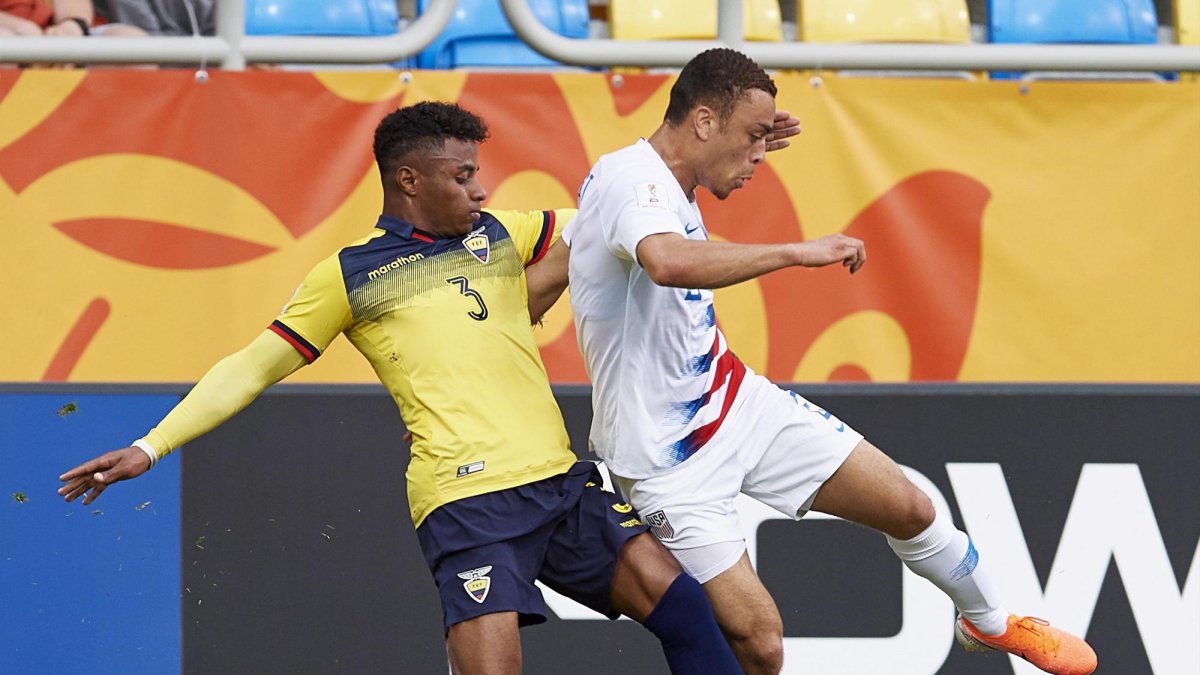 El club blaugrana busca a un lateral izquierdo y el tricolor estaría entre las opciones.