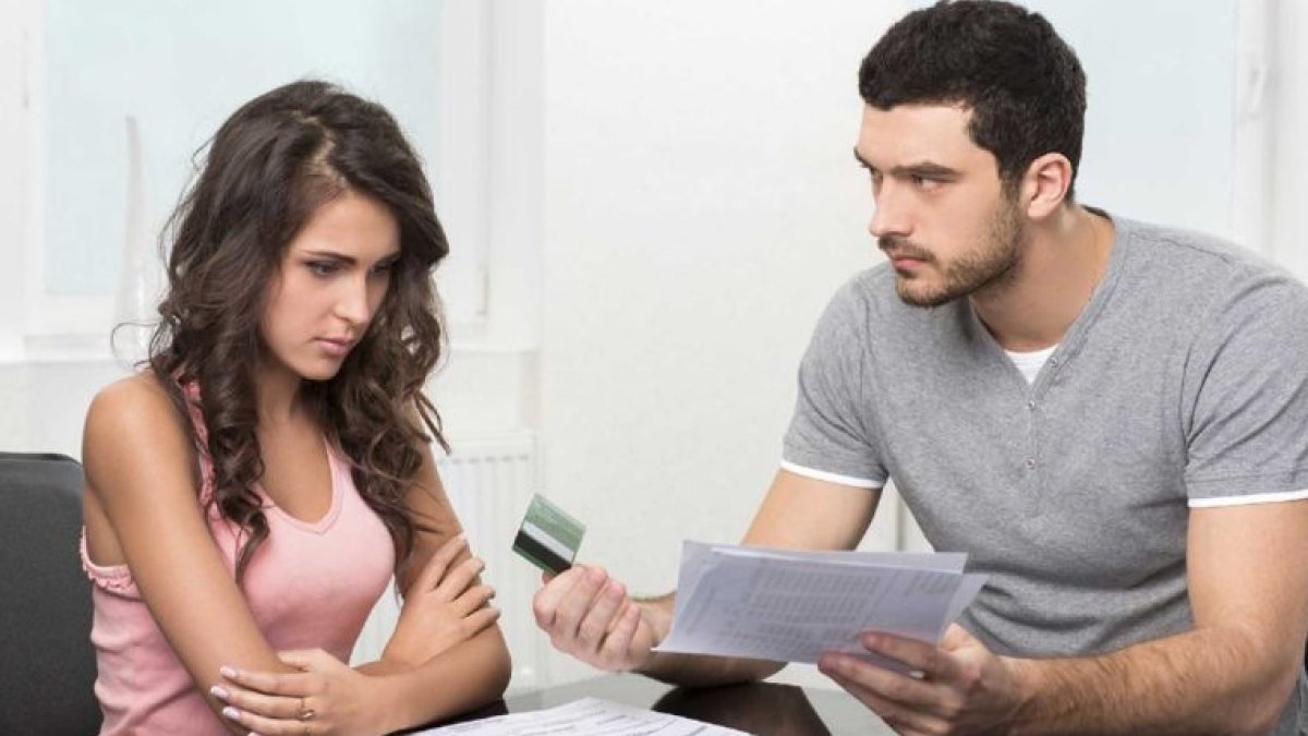 Aquellos de la generación de 18 a 30 años son los más propensos a tener secretos financieros.