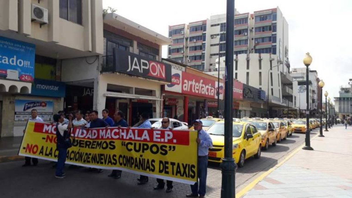 Miles de taxistas bloquearon algunas calles de la capital de El Oro, en protesta por la entrega de nuevos cupos para operar.