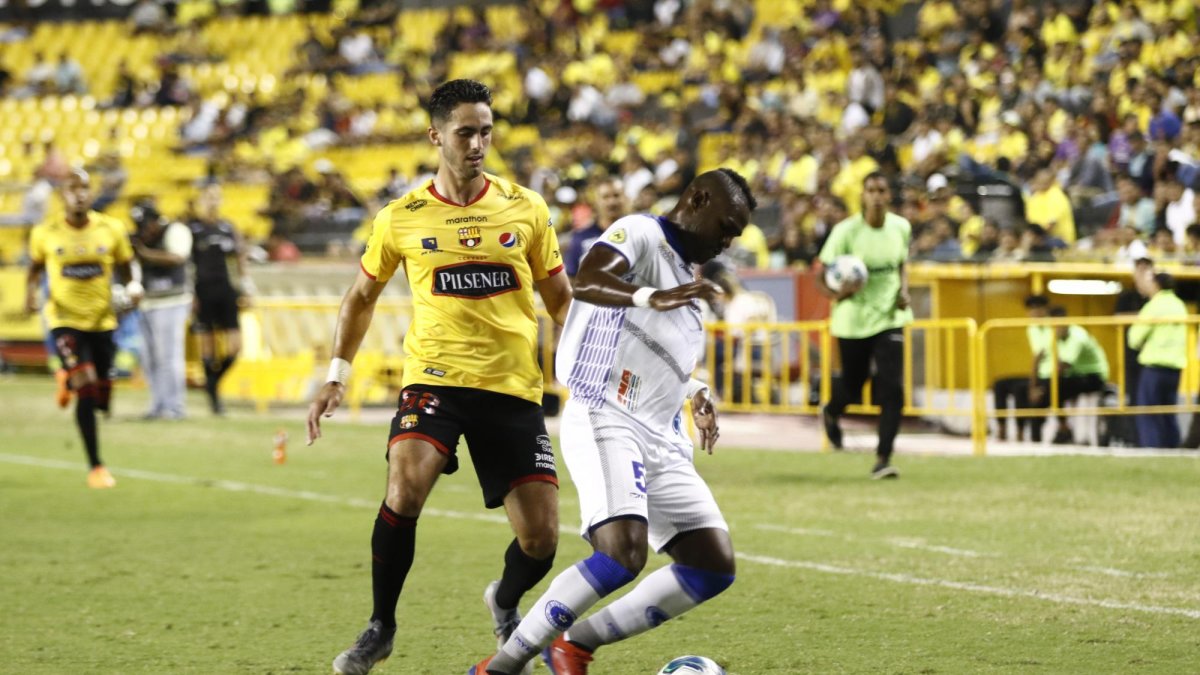 Leonardo Campana, autor del único gol del partido, disputa un balón con José Luis Quiñónez.