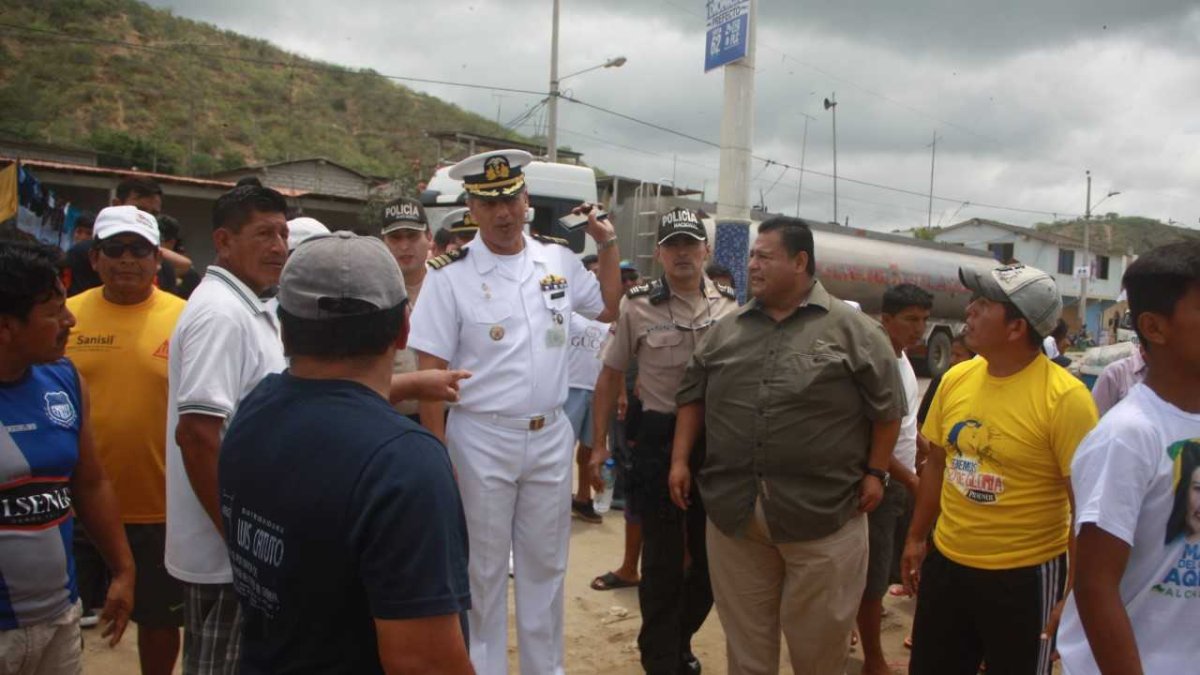 Autoridades llegaron a San Pedro para hablar con los pescadores.