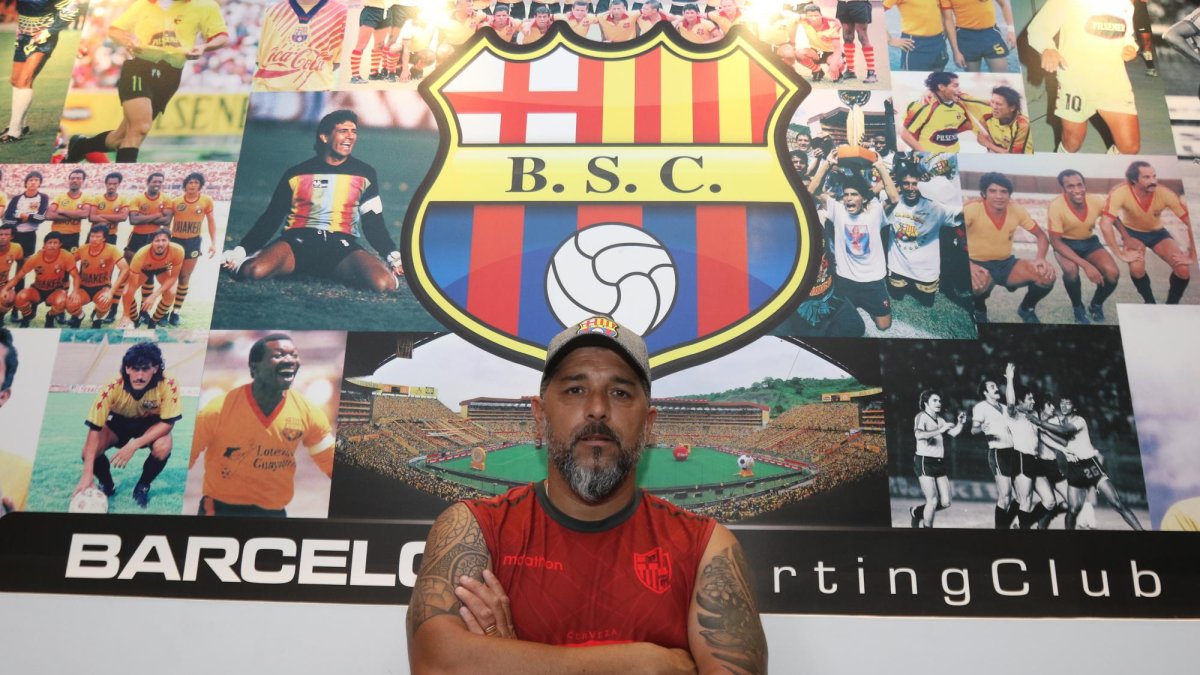 El técnico de Barcelona por primera vez deja la pelota quieta y habla del ser humano que es. Cuando era joven le tocó ser papá y mamá de sus hermanos y eso le marcó la vida.