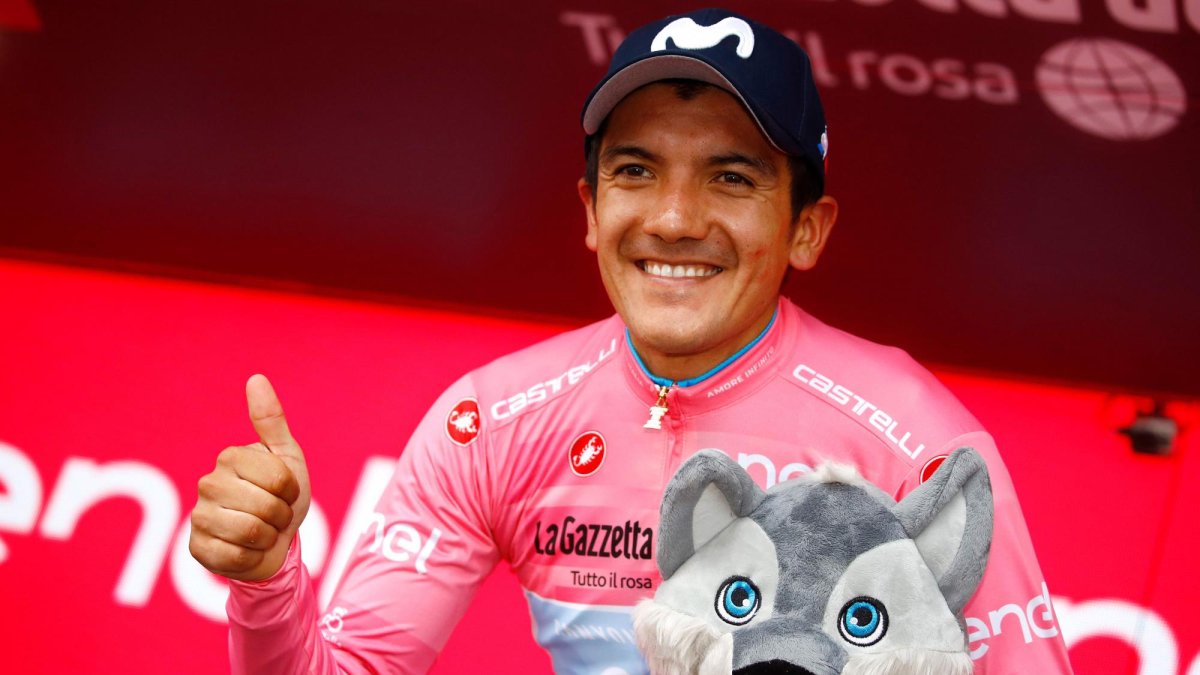Richard Carapaz, con la camiseta rosa de líder general, celebra durante la ceremonia del podio después de la etapa 17 del Giro de Italia.