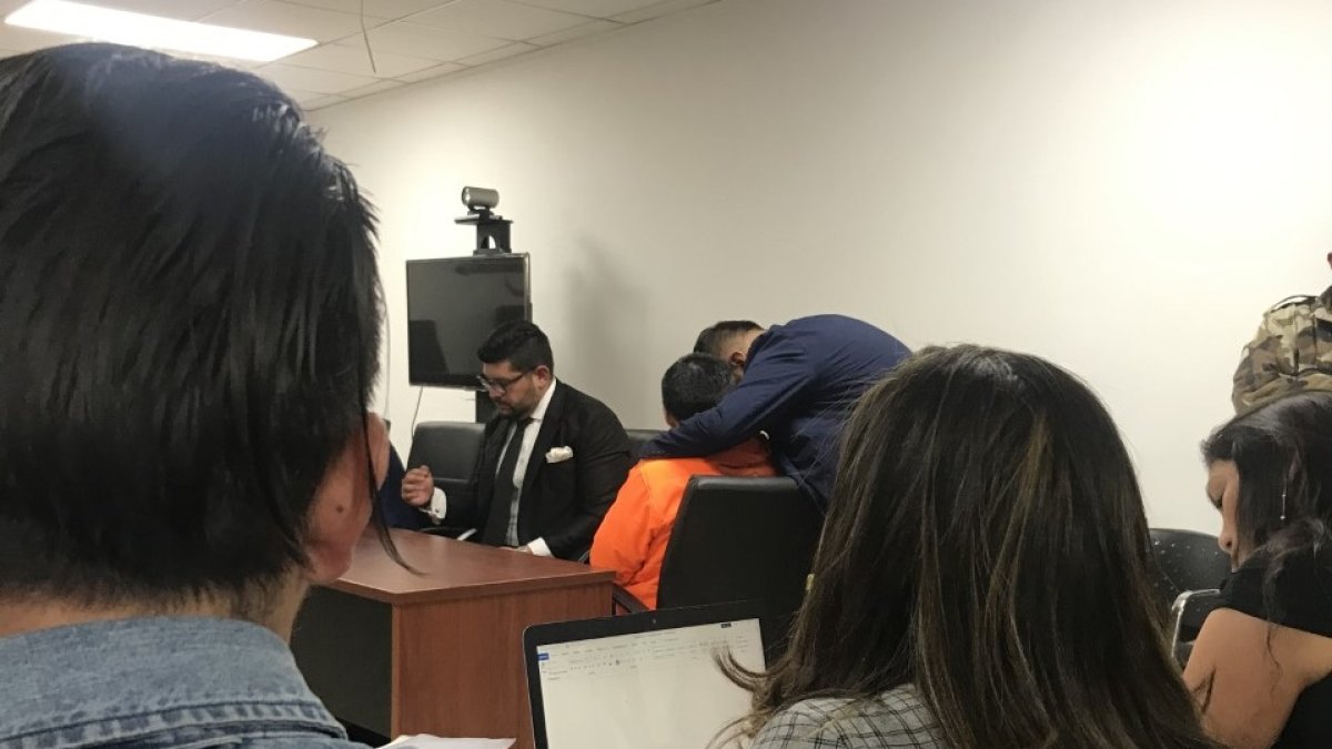 El abogado del pastor, al fondo, habla con él durante la audiencia de juzgamiento realizada este miércoles 17 de julio de 2019.