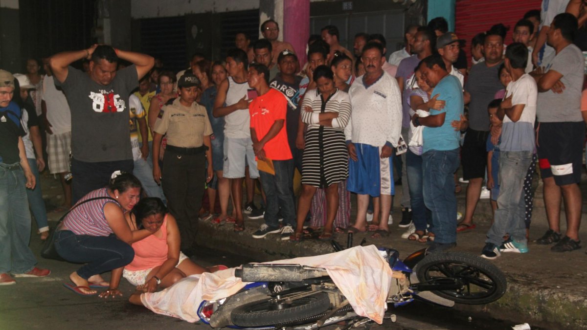 Mónica García tomó por última vez la mano de su único hijo mientras estaba sin vida sobre la calzada.