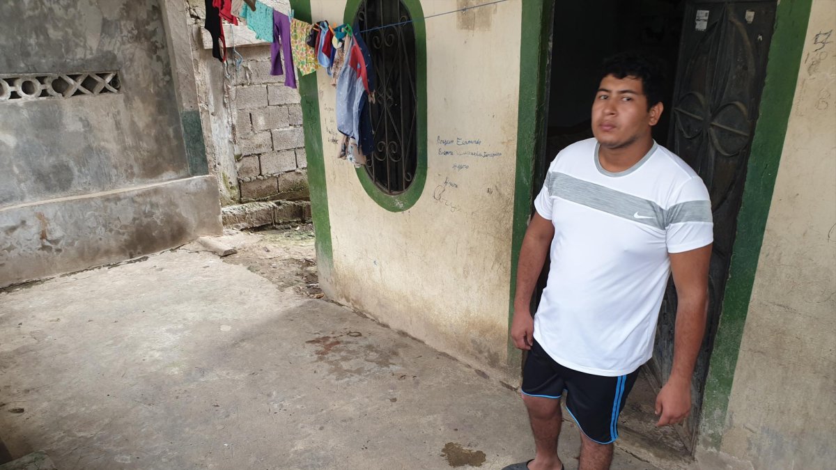 Fernando Briones, hermano de la mujer baleada relató como ocurrieron los hechos. En el piso aún hay marcas de sangre.