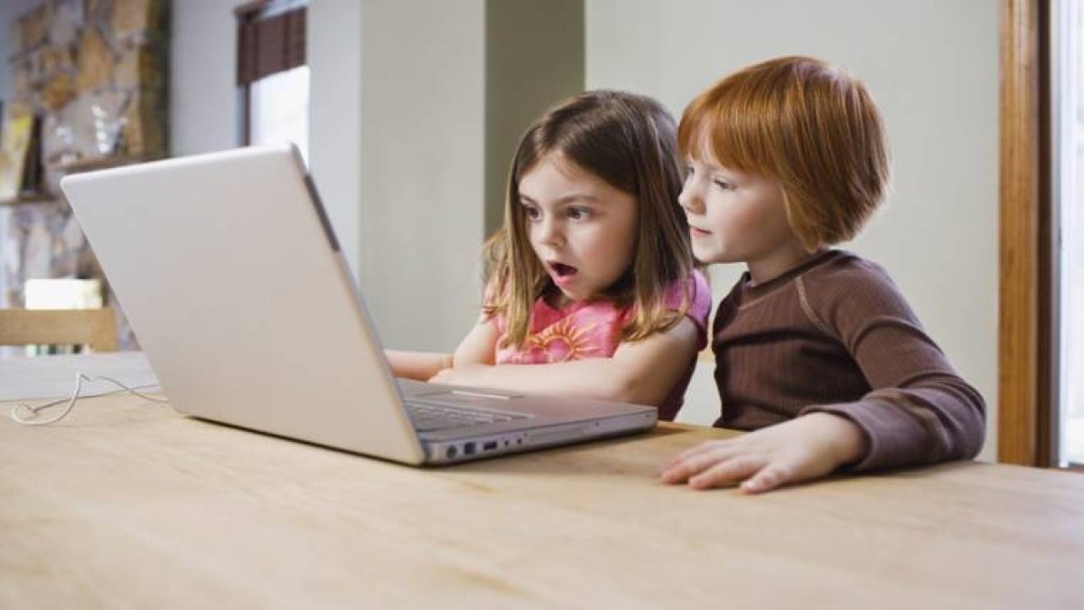 Se recomienda conversar con los menores y pedirles que mantengan cuentas privadas, además de aconsejarles no aceptar a personas desconocidas en sus redes.