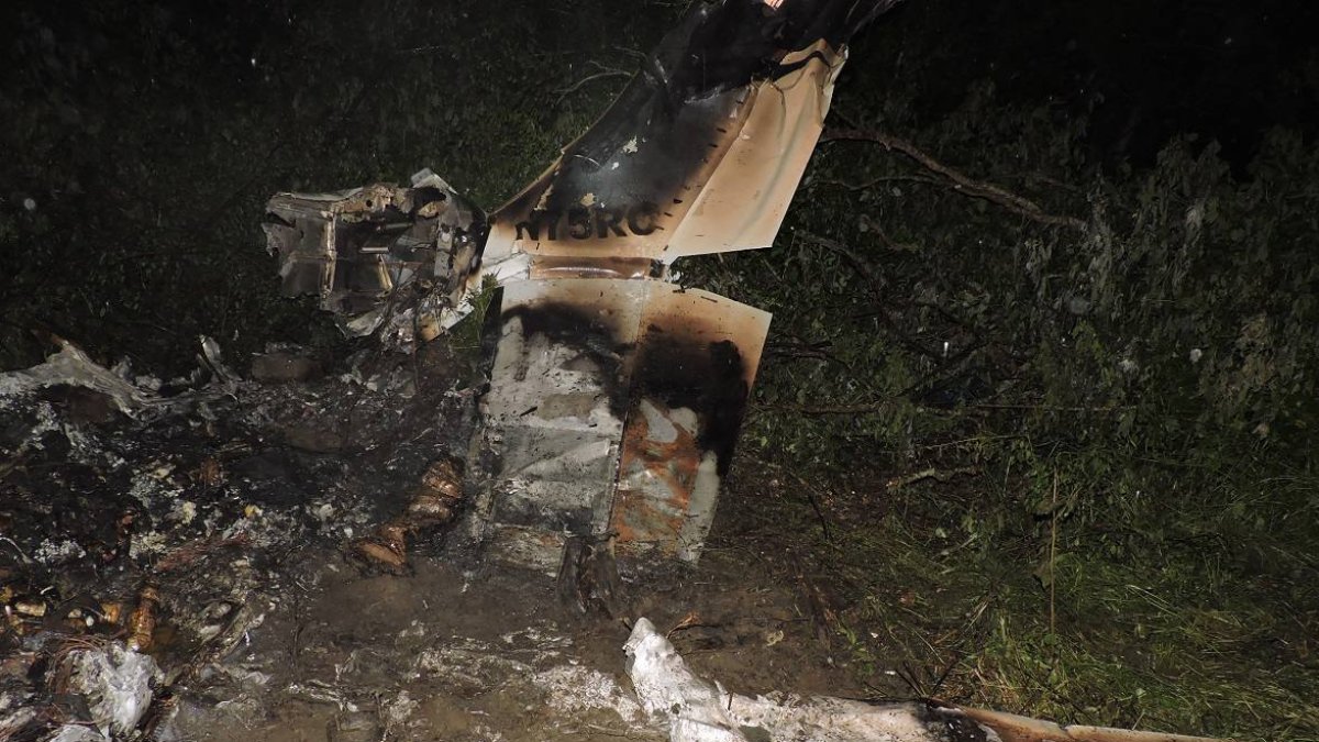 Agentes del orden que acudieron al sitio reportaron que en el interior de la aeronave siniestrada se encontraban dos personas heridas.