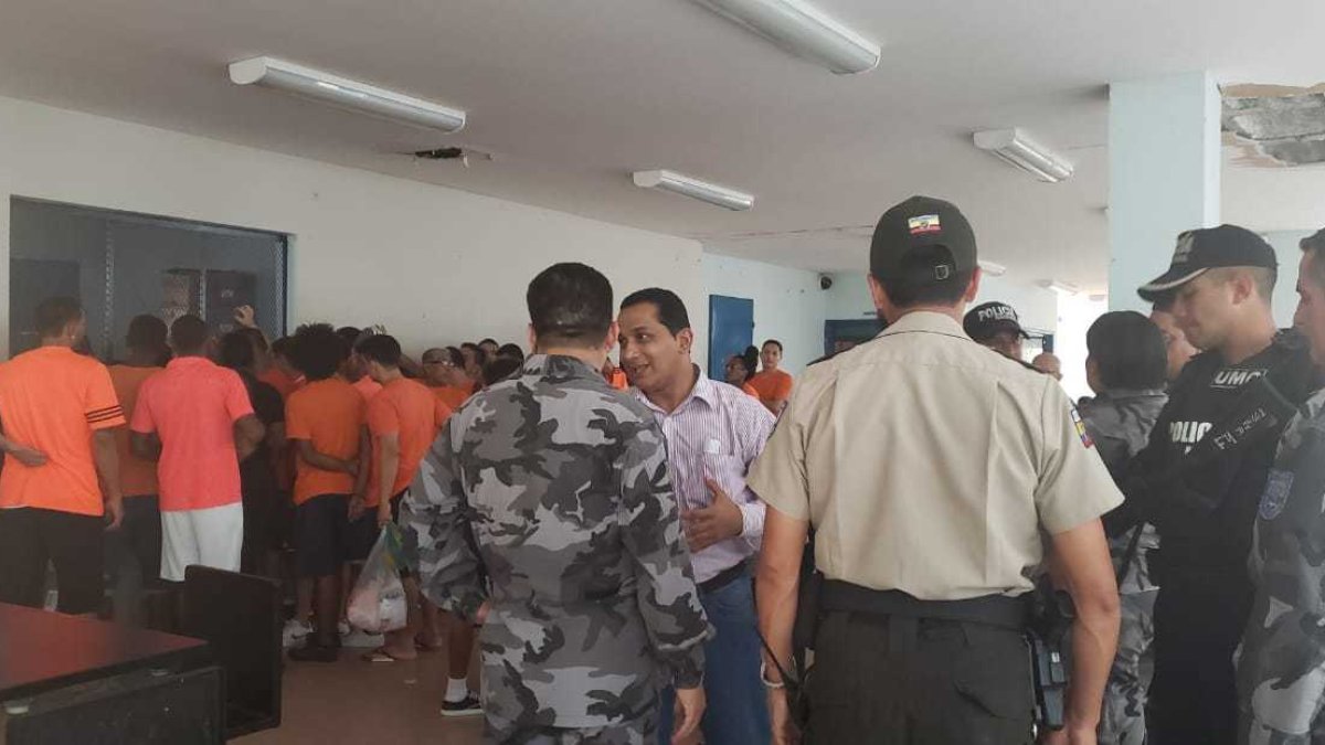 Los gendarmes del centro carcelario de inmediato dieron aviso a las unidades cercanas que acudieron al sitio y controlaron los ánimos de las revoltosos.