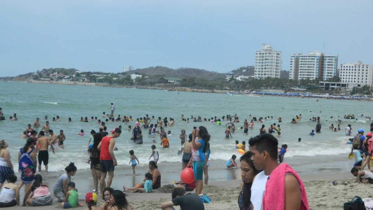 El sol tempranero sorprendió a algunos turistas durmiendo en la playa.
