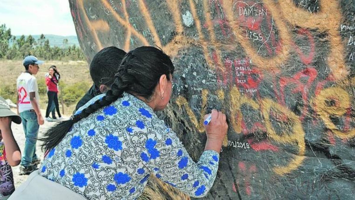 Firmas. Los devotos de la Virgen de la Merced van en caravana hasta la piedra sagrada a colocar sus nombres para que sean protegidos por la patrona de la localidad.