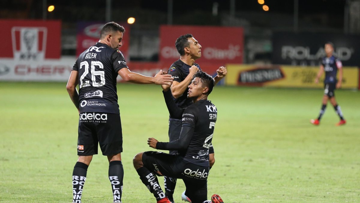 Los jugadores de Independiente en la celebración del segundo tanto.