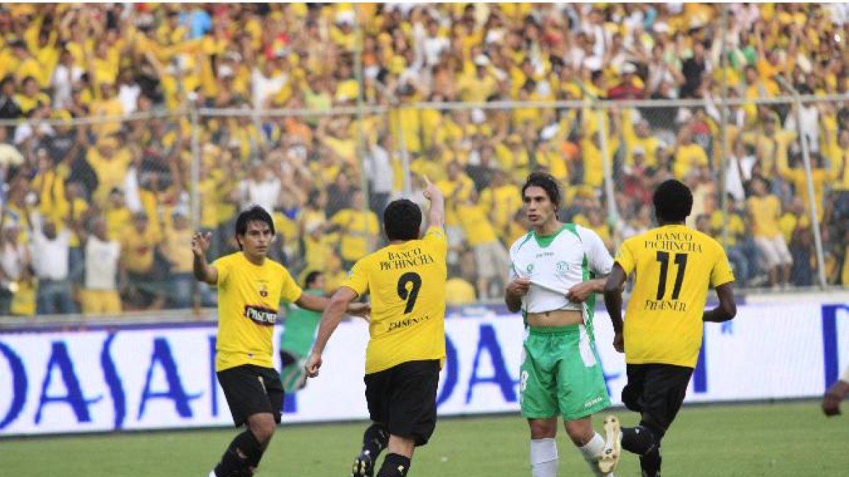 Barcelona venció 2-0 a Liga de Portoviejo el 3 de octubre de 2009 y con ello salvó la categoría.