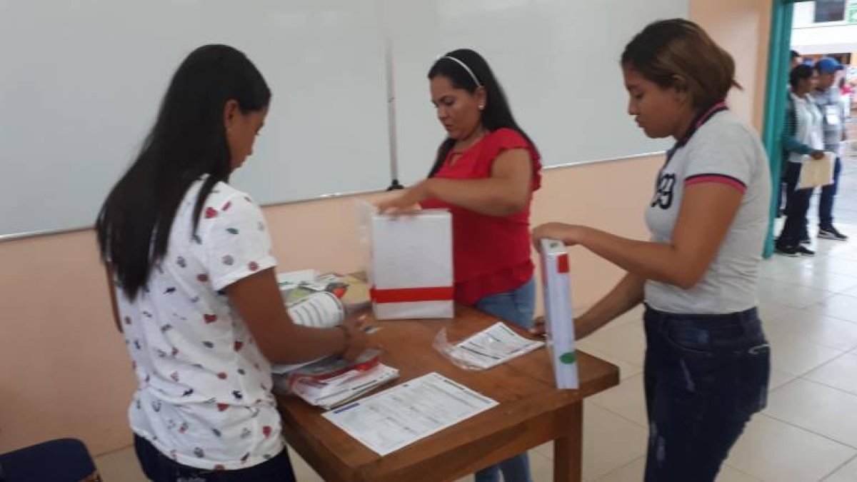 La apertura de las puertas de los recintos después de las 07:00 y la ausencia de los miembros de Juntas Receptoras del Voto fueron las quejas más repetidas entre los votantes.