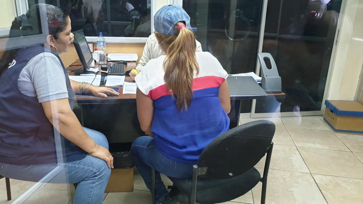 La madre del niño que reconoció al sujeto del cyber fue a colocar la denuncia a la Fiscalía.