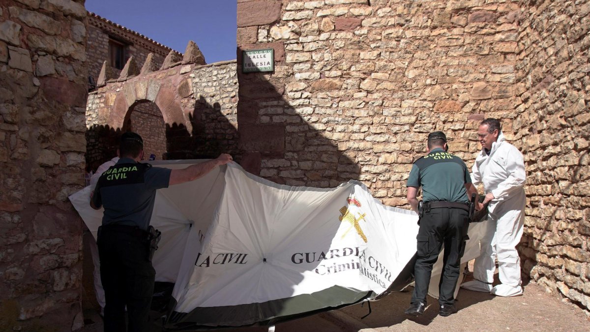 Agentes de la guardia civil retiran el cuerpo de la anciana que fue asesinada por sus propios hijos para cobrar su pensión.