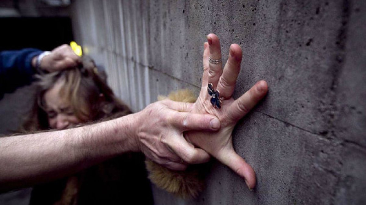 A una de las jóvenes casi la suben en un taxi, la otra pedía ayuda. Testigos del hecho tomaron las placas del auto.