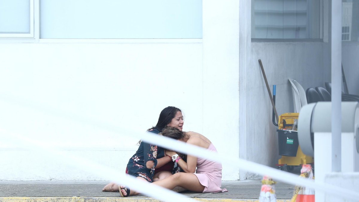 El dolor que sentían los allegados era evidente en los exteriores del Laboratorio de Criminalística y Ciencias Forenses.