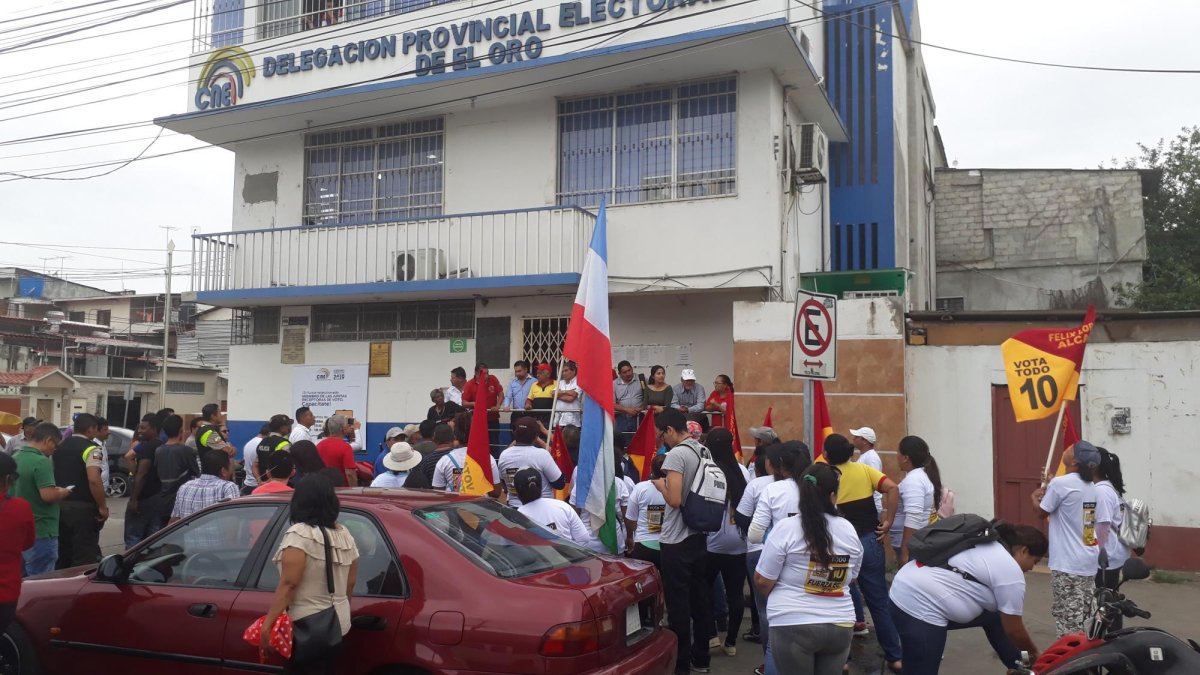 El Oro. Las puertas del CNE fueron cerradas con candados en señal de protesta. (Jhonny Crespo / Extra)