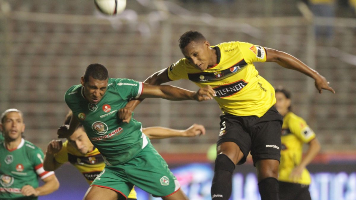 El zancudo Perlaza fue el hombre que con su gol evitó que Barcelona descendiera a la serie B.