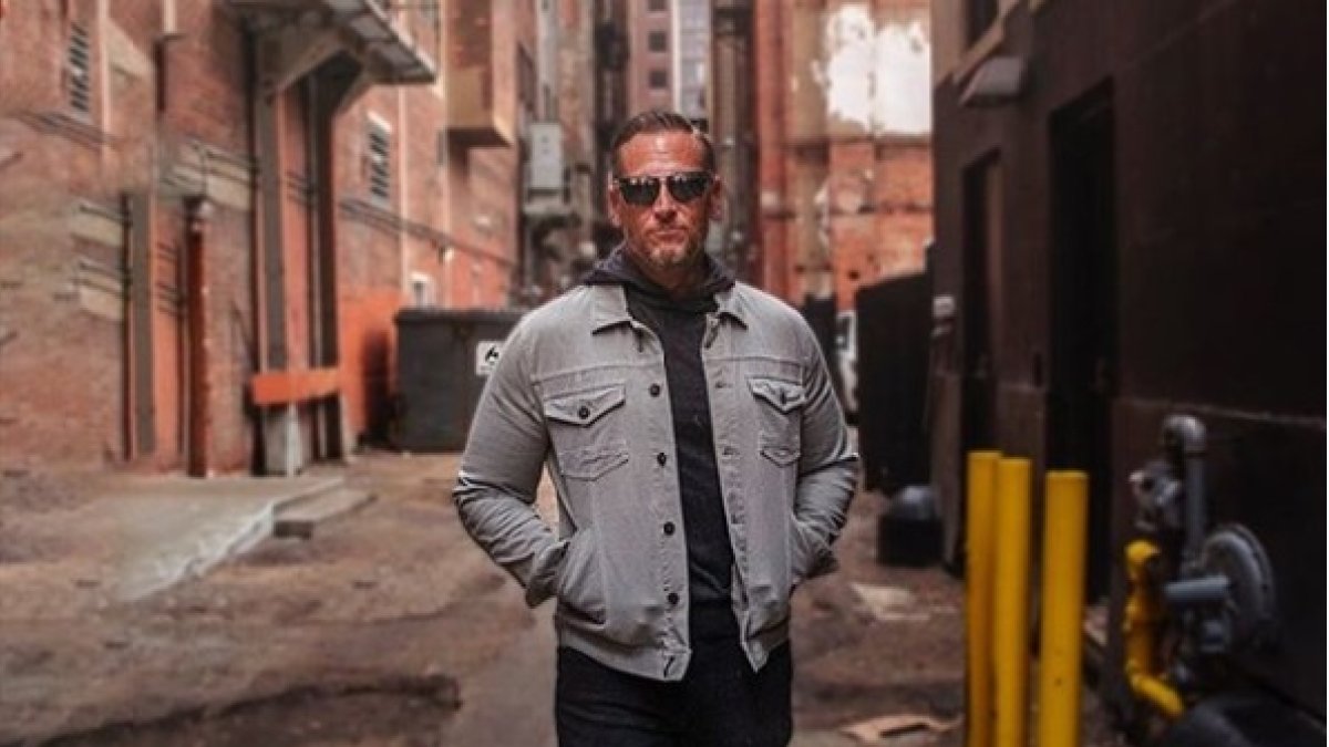 Collin Hayslett, hijo del expastor, tuiteó las imágenes de la sesión fotográfica de su padre.