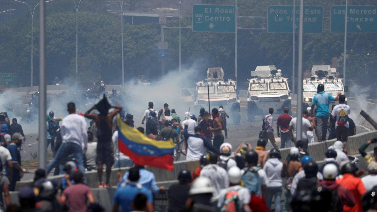 Un grupo de militares venezolanos se sublevó esta madrugada contra el presidente Nicolás Maduro y en apoyo al opositor Juan Guaidó. El gobierno venezolano denunció el hecho como un “intento de golpe de Estado”