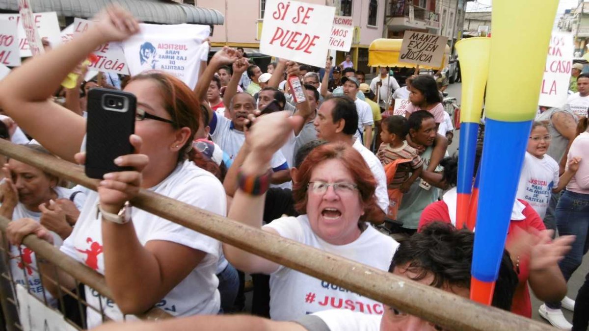 Amigos y familiares de las víctimas pidieron justicia en los bajos de la unidad judicial.