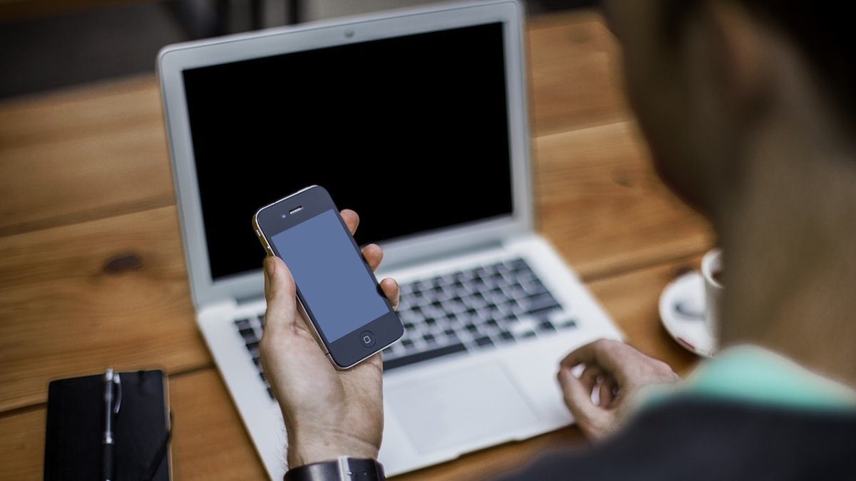 A nivel mundial, el tiempo en línea ha alcanzado un promedio de 6 horas y 49 minutos por día en computadoras, tabletas, laptops y teléfonos móviles combinados.