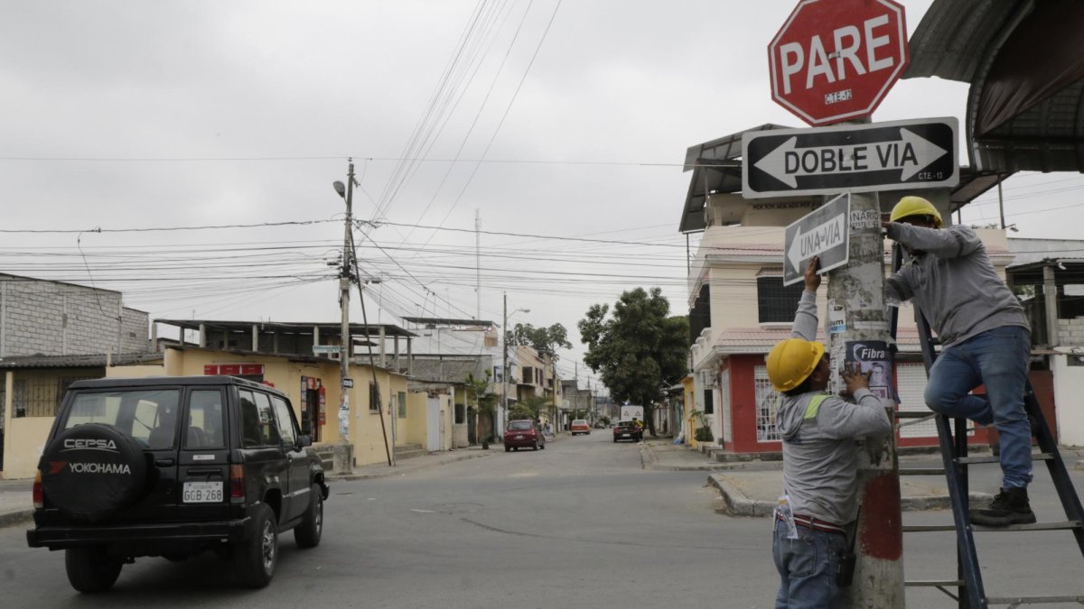La Segunda Pasaje 11 NO tiene ahora un solo sentido  de sur a norte.